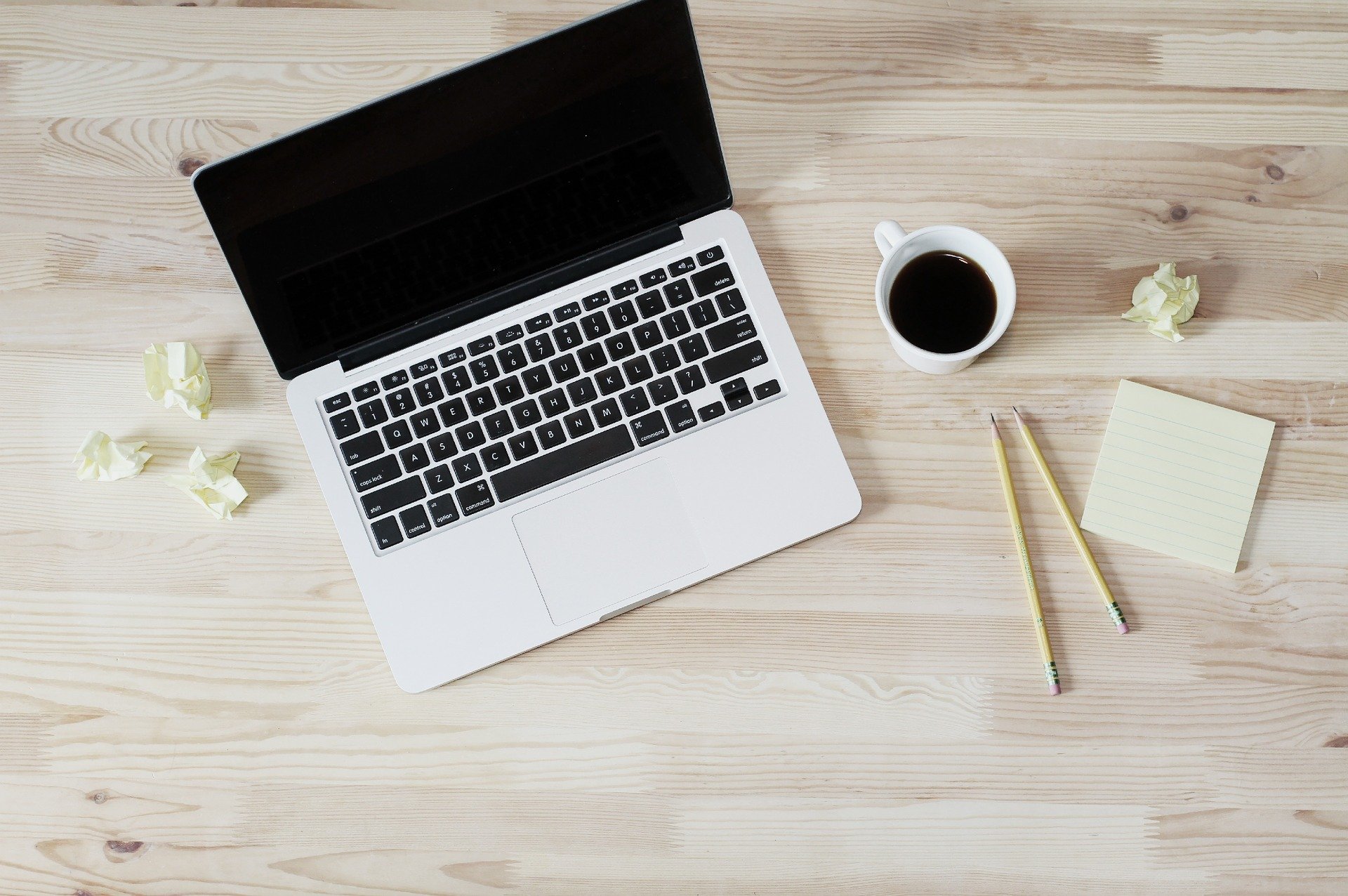 Laptop y taza de café, herramientas imprescindibles para combatir un guión malo