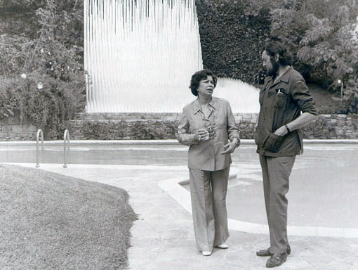 El mítico escritor argentino, Julio Cortázar, conversa con María Teresa Castillo, compañera de Miguel Otero Silva, en Macondo