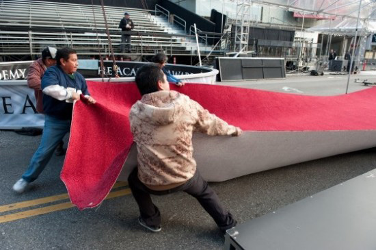 Trabajadores tienden alfombra roja del Oscar (insertar comentario social aquí)